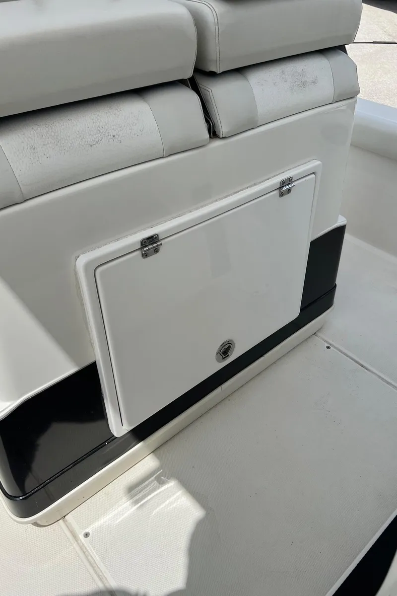 Slide: The Image of 2015 Ranger 2510 Bay boat seat with storage compartment. - 26