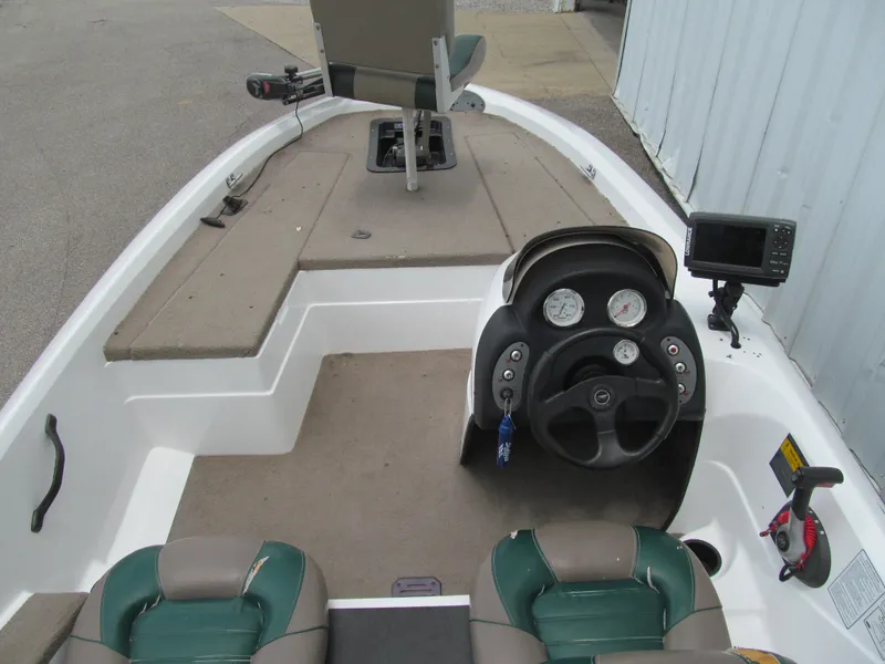 Slide: The Image of 2006 Nitro 640 LX boat interior with steering wheel, gauges, and seating. - 4