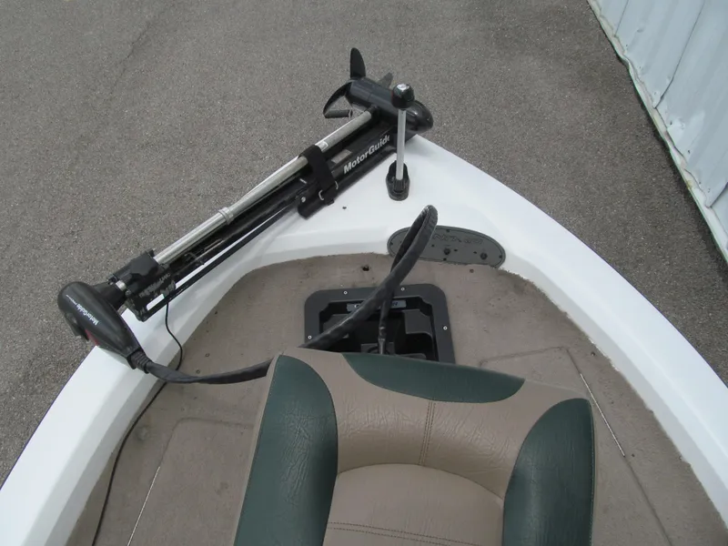 Slide: The Image of 2006 Nitro 640 LX boat with Motorguide trolling motor and cushioned seat. - 6