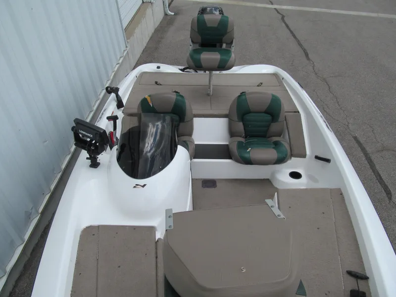 Slide: The Image of 2006 Nitro 640 LX boat interior with seating and control panel. - 8