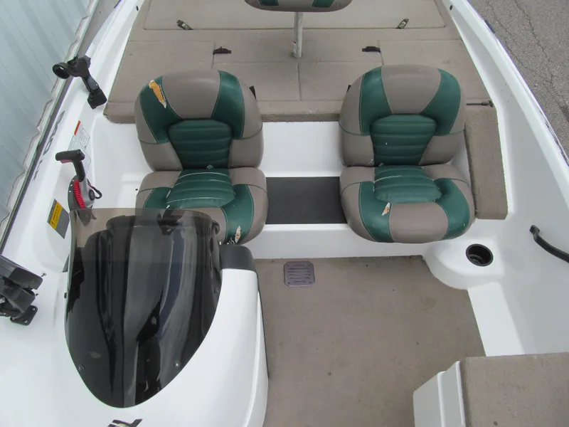 Slide: The Image of 2006 Nitro 640 LX boat interior with dual green and gray seats. - 9