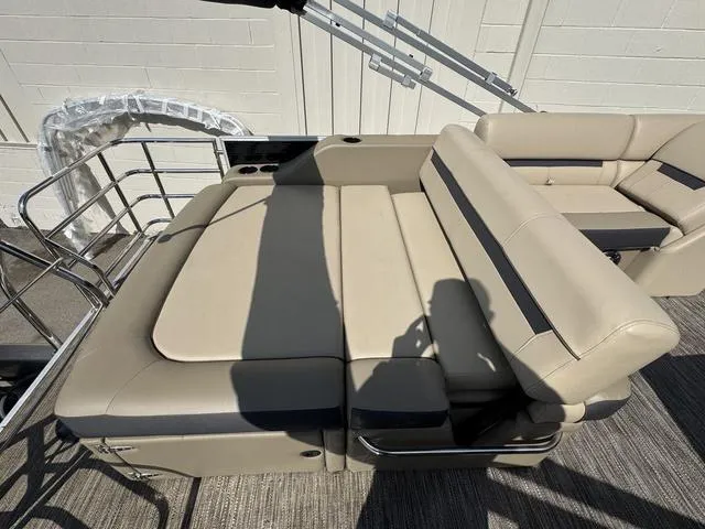 Slide: The Image of Godfrey Sw 2286 SFL TT 2023 - 12