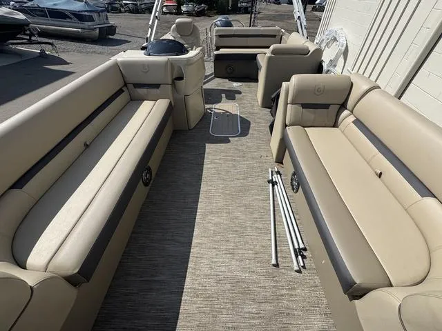 Slide: The Image of Godfrey Sw 2286 SFL TT 2023 - 5