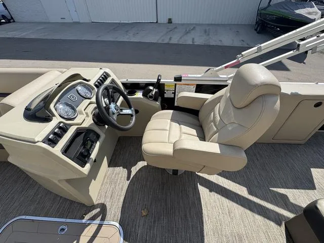 Slide: The Image of Godfrey Sw 2286 SFL TT 2023 - 7