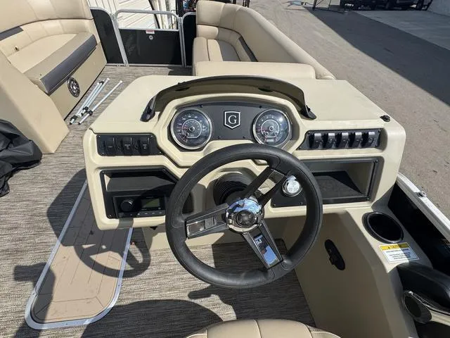 Slide: The Image of Godfrey Sw 2286 SFL TT 2023 - 8