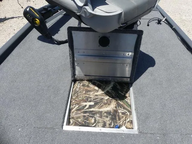 Slide: The Image of Tracker Pro 170 2017 - 10