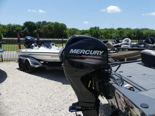 Slide: The Image of Tracker Pro 170 2017 - 3