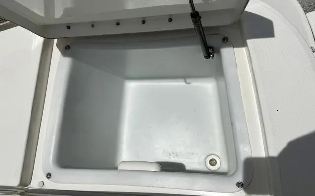 Slide: The Image of Sea Ray 240 Sundeck 2011 - 18