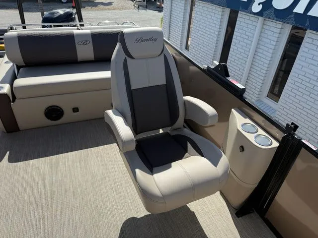 Slide: The Image of Bentley Pontoons Elite 253 Swingback 2026 - 11