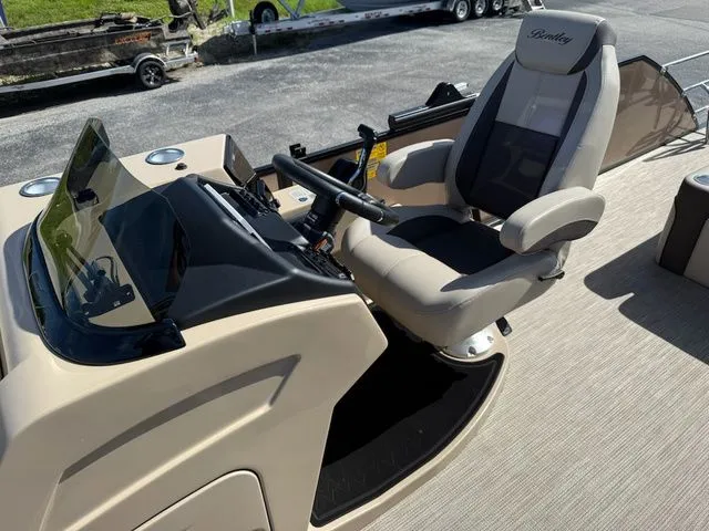 Slide: The Image of Bentley Pontoons Elite 253 Swingback 2026 - 12