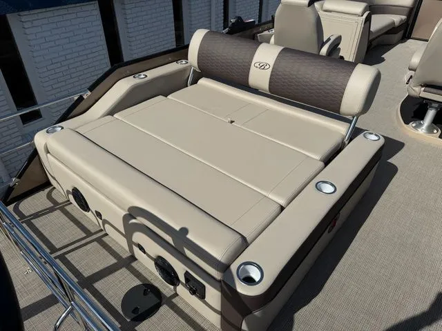 Slide: The Image of Bentley Pontoons Elite 253 Swingback 2026 - 15