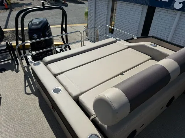 Slide: The Image of Bentley Pontoons Elite 253 Swingback 2026 - 16