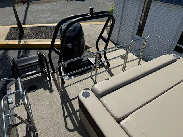 Slide: The Image of Bentley Pontoons Elite 253 Swingback 2026 - 17