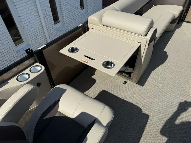 Slide: The Image of Bentley Pontoons Elite 253 Swingback 2026 - 19