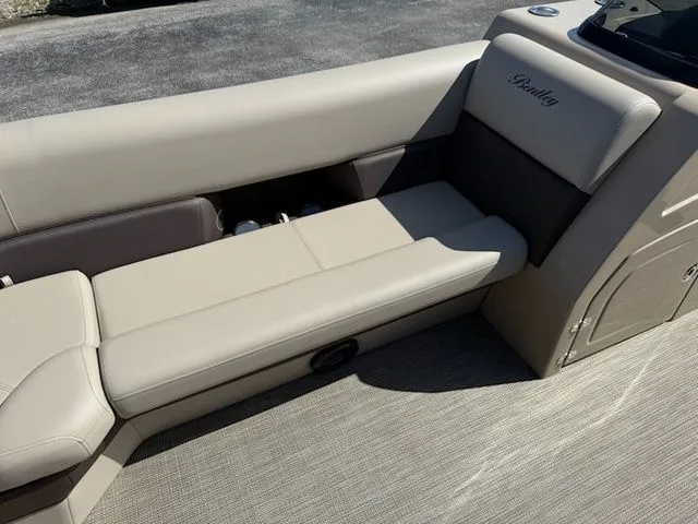 Slide: The Image of Bentley Pontoons Elite 253 Swingback 2026 - 9