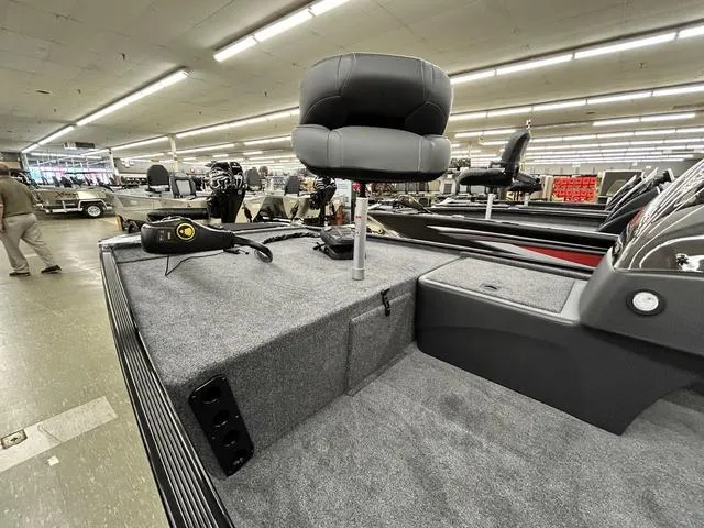 Slide: The Image of Tracker Bass Tracker Classic XL 2026 - 3