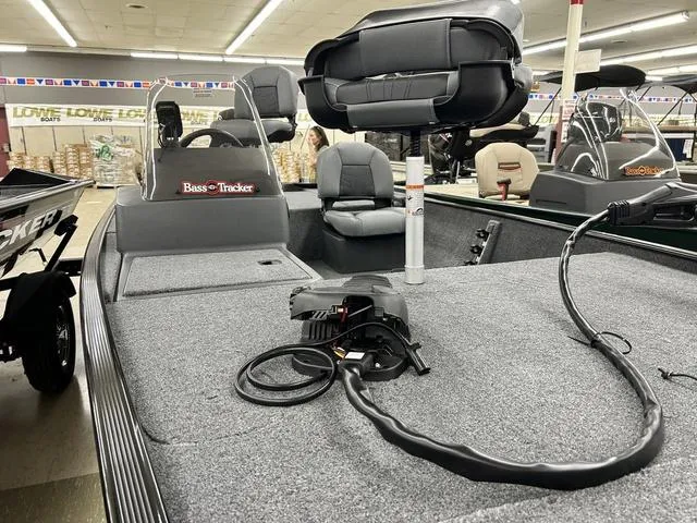 Slide: The Image of Tracker Bass Tracker Classic XL 2026 - 9