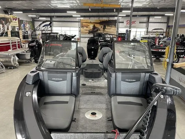 Slide: The Image of Tracker Targa V-18 Combo 2026 - 10