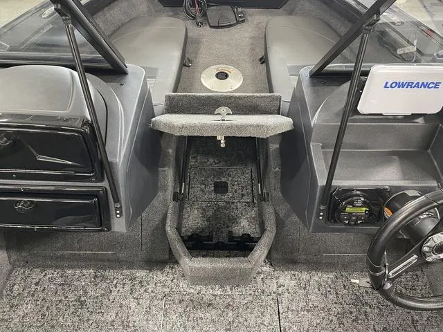 Slide: The Image of Tracker Targa V-18 Combo 2026 - 18