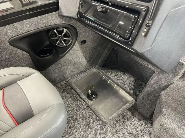 Slide: The Image of Tracker Targa V-18 Combo 2026 - 21