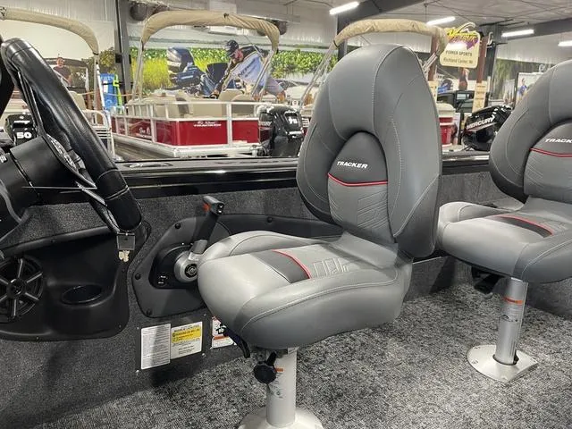 Slide: The Image of Tracker Targa V-18 Combo 2026 - 23