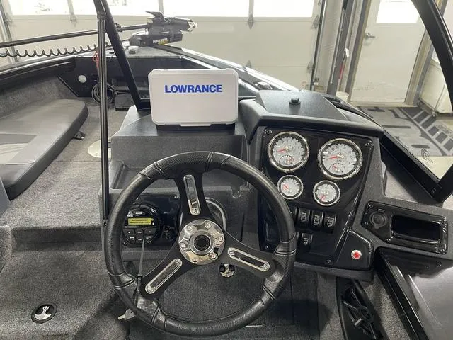 Slide: The Image of Tracker Targa V-18 Combo 2026 - 24