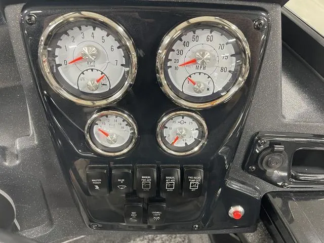 Slide: The Image of Tracker Targa V-18 Combo 2026 - 25