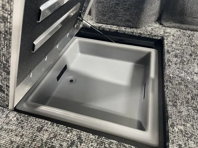 Slide: The Image of Tracker Targa V-18 Combo 2026 - 32