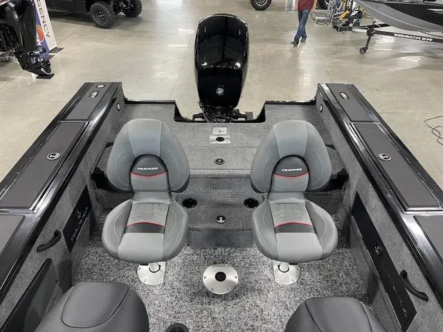 Slide: The Image of Tracker Targa V-18 Combo 2026 - 33