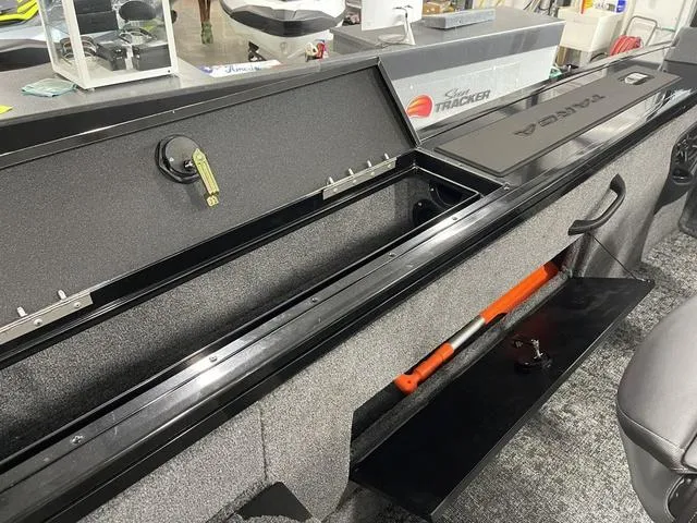 Slide: The Image of Tracker Targa V-18 Combo 2026 - 39