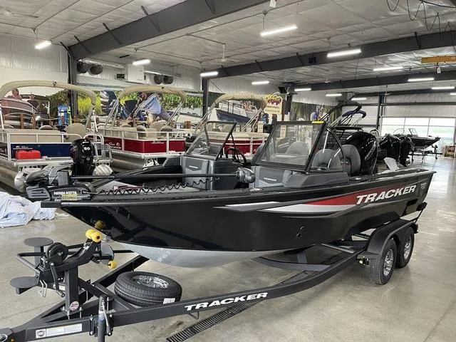 Slide: The Image of Tracker Targa V-18 Combo 2026 - 8