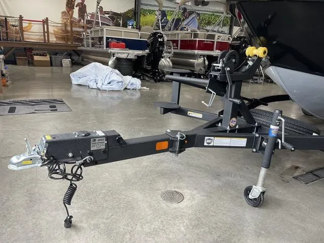 Slide: The Image of Tracker Targa V-18 Combo 2026 - 9