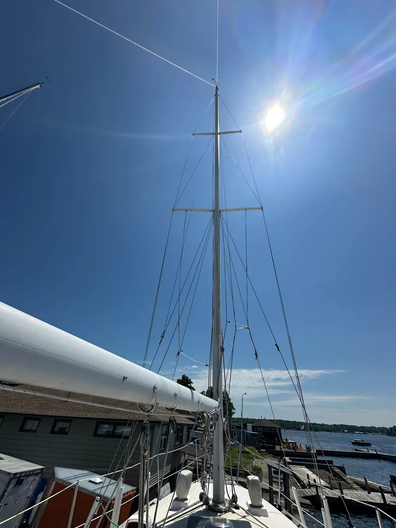 Slide: The Image of 1986 Sabre 32 sailboat mast under clear blue sky and bright sun. - 15