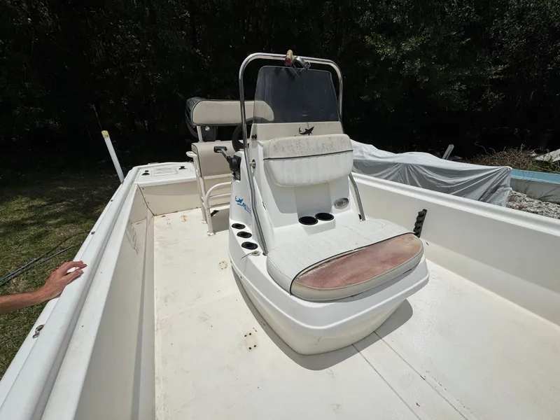 Slide: The Image of 2017 Mako Pro Skiff 19 CC boat interior with center console and seating. - 7