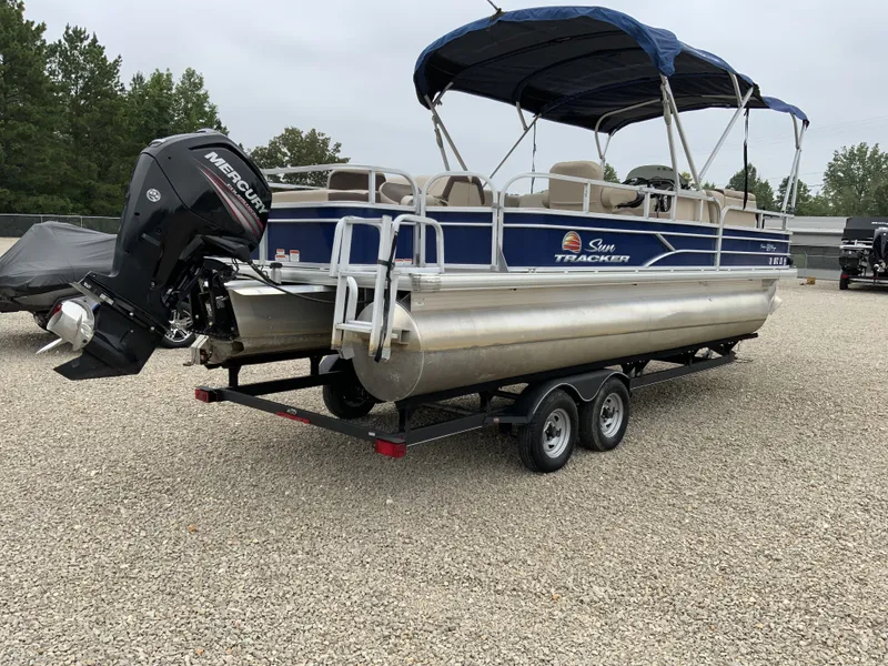 Slide: The Image of Sun Tracker Fishin' Barge 22 DLX 2018 - 10