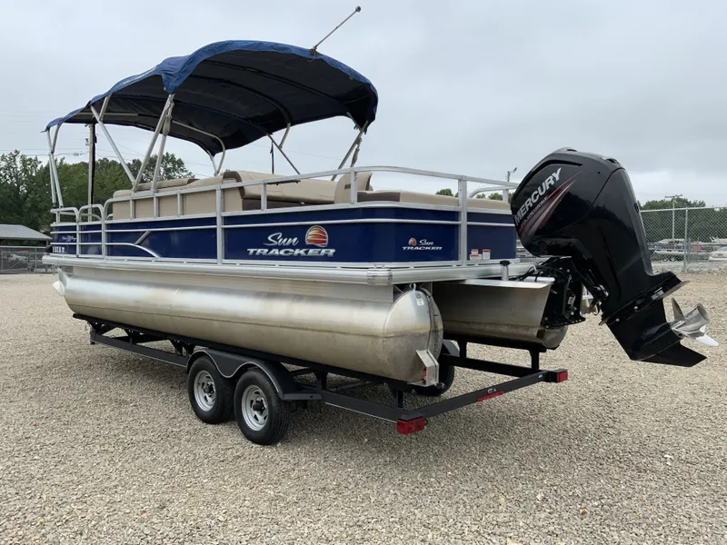 Slide: The Image of Sun Tracker Fishin' Barge 22 DLX 2018 - 11