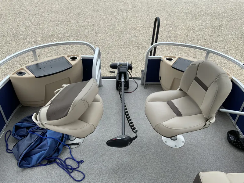 Slide: The Image of Sun Tracker Fishin' Barge 22 DLX 2018 - 5