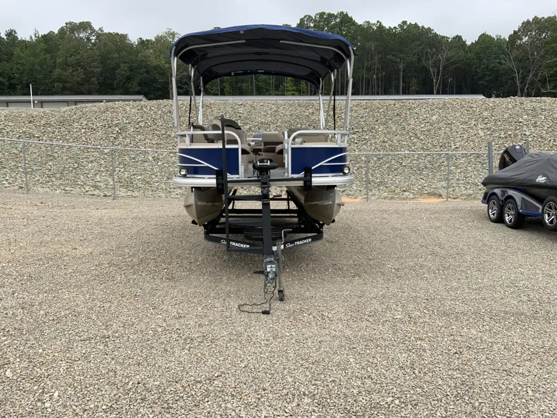 Slide: The Image of Sun Tracker Fishin' Barge 22 DLX 2018 - 7
