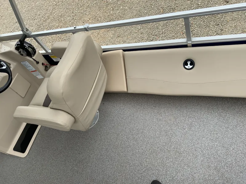 Slide: The Image of Sun Tracker Fishin' Barge 22 DLX 2018 - 9