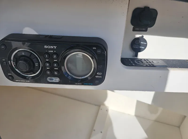 Slide: The Image of Sony marine stereo system on 2013 Sea Ray 260 Sundeck boat dashboard. - 7