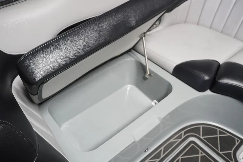 Slide: The Image of MB B52 23 Classic 2024 - 50