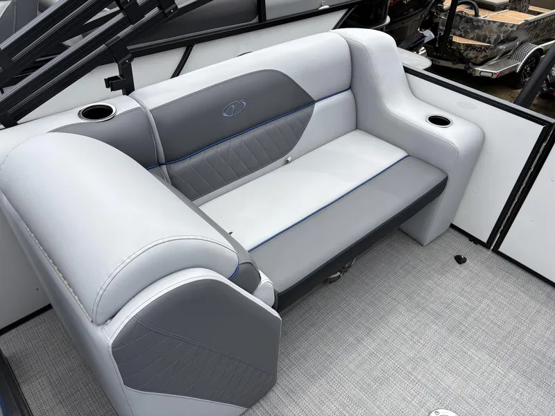 Slide: The Image of Veranda Vista Series VS22RC 200HP 2025 - 12