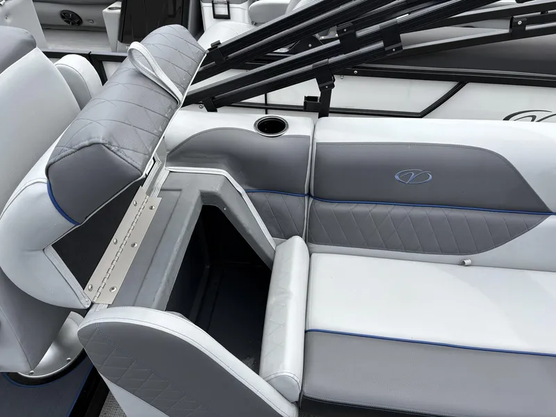 Slide: The Image of Veranda Vista Series VS22RC 200HP 2025 - 13