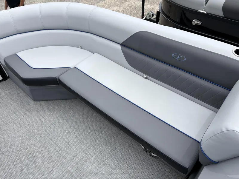 Slide: The Image of Veranda Vista Series VS22RC 200HP 2025 - 4