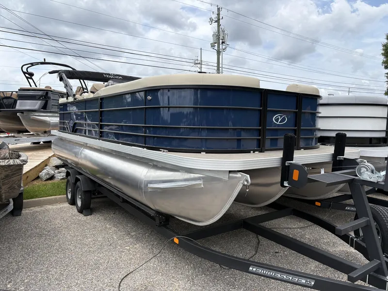 Slide: The Image of Veranda Vista View Series VV22 TRITOON 150HP 2025 - 1