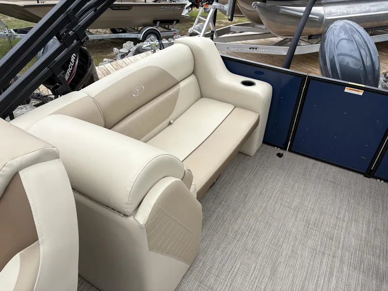 Slide: The Image of Veranda Vista View Series VV22 TRITOON 150HP 2025 - 15