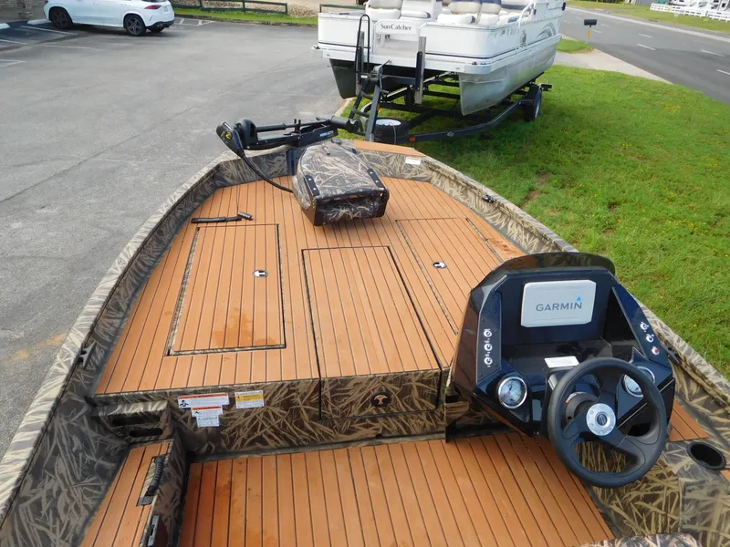 Slide: The Image of Crestliner XF189 2022 - 8