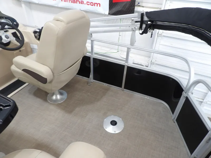 Slide: The Image of Sun Tracker Fishin' Barge 20 DLX 2019 - 18