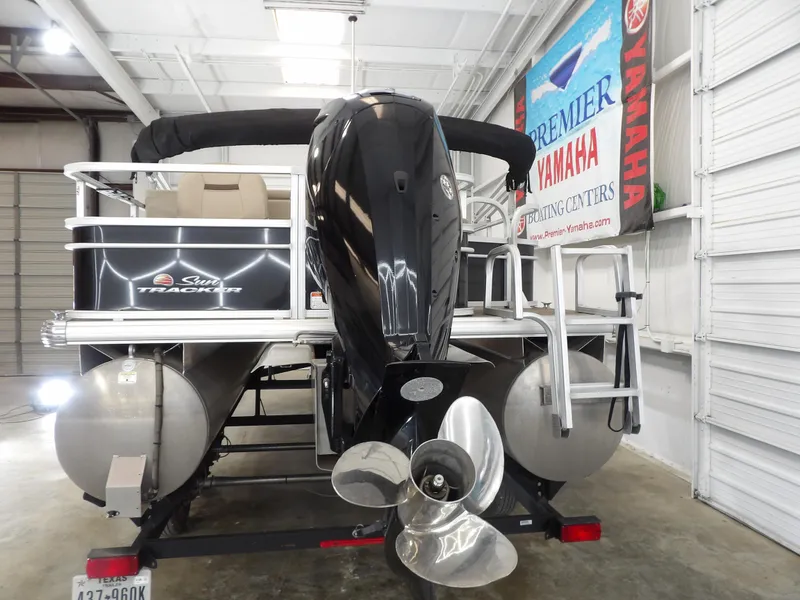 Slide: The Image of Sun Tracker Fishin' Barge 20 DLX 2019 - 6
