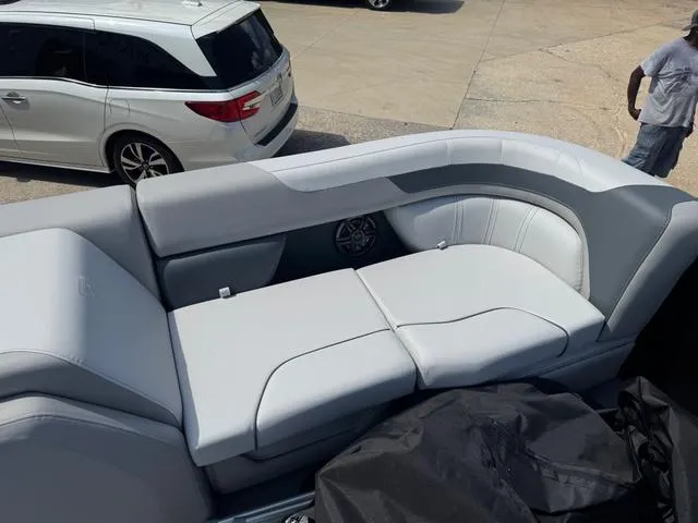 Slide: The Image of Godfrey Sweetwater 2286 SFL Tritoon - Yamaha 150 2026 - 15